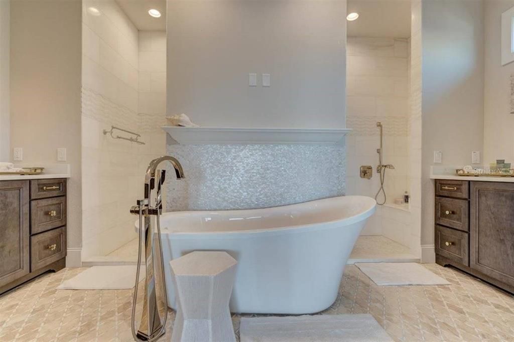 出租: $30,000 (4 贝兹, 5 浴室, 4262 平方英尺)