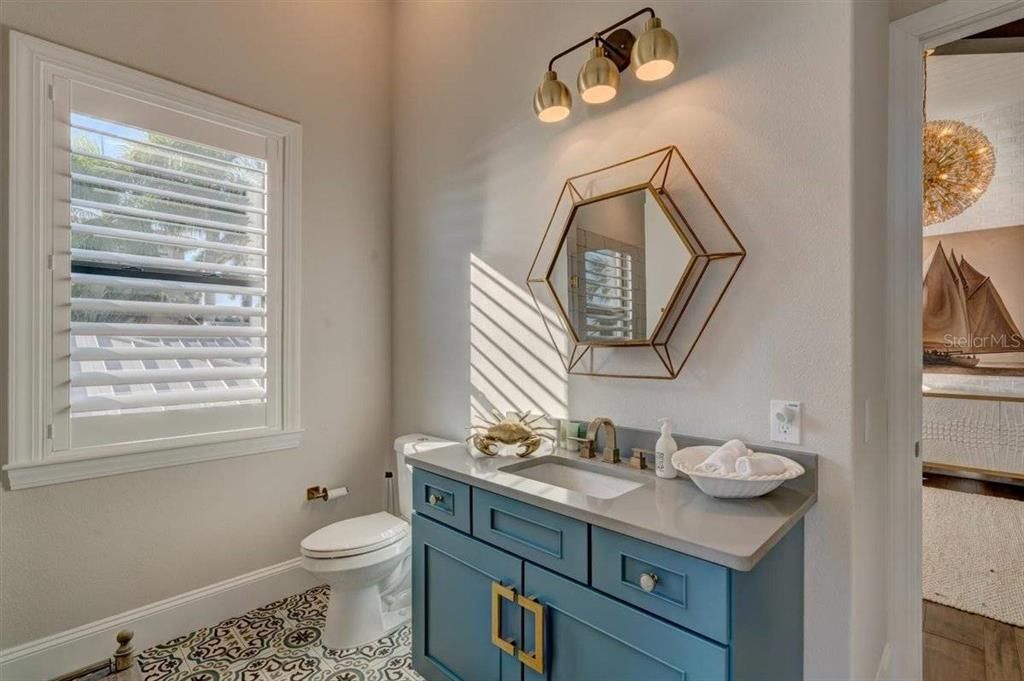 出租: $30,000 (4 贝兹, 5 浴室, 4262 平方英尺)