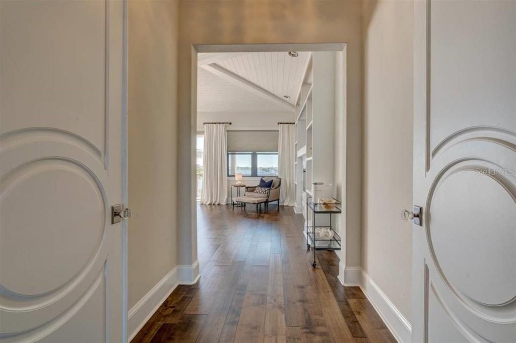 出租: $30,000 (4 贝兹, 5 浴室, 4262 平方英尺)