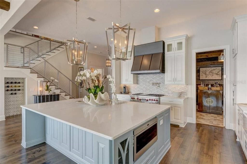 出租: $30,000 (4 贝兹, 5 浴室, 4262 平方英尺)