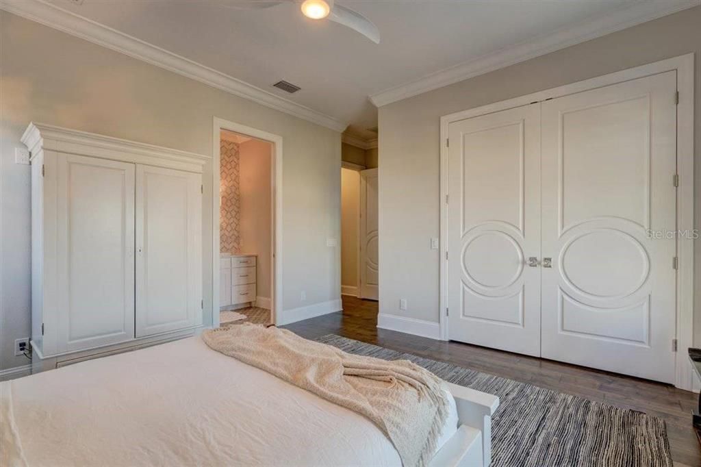 出租: $30,000 (4 贝兹, 5 浴室, 4262 平方英尺)