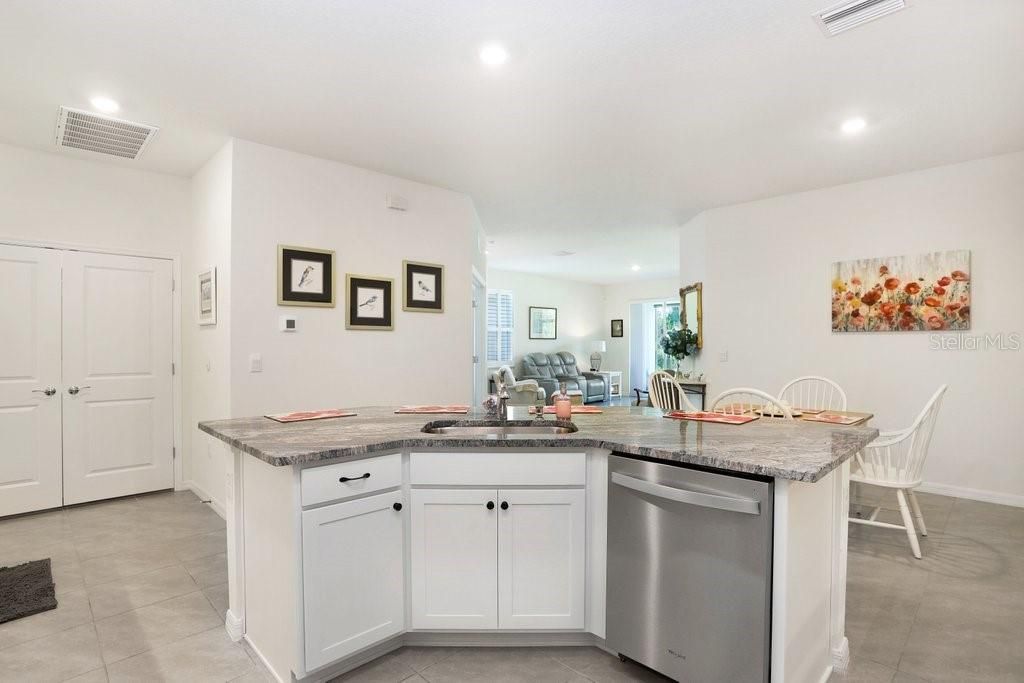 Activo con contrato: $315,000 (3 camas, 2 baños, 1565 Pies cuadrados)