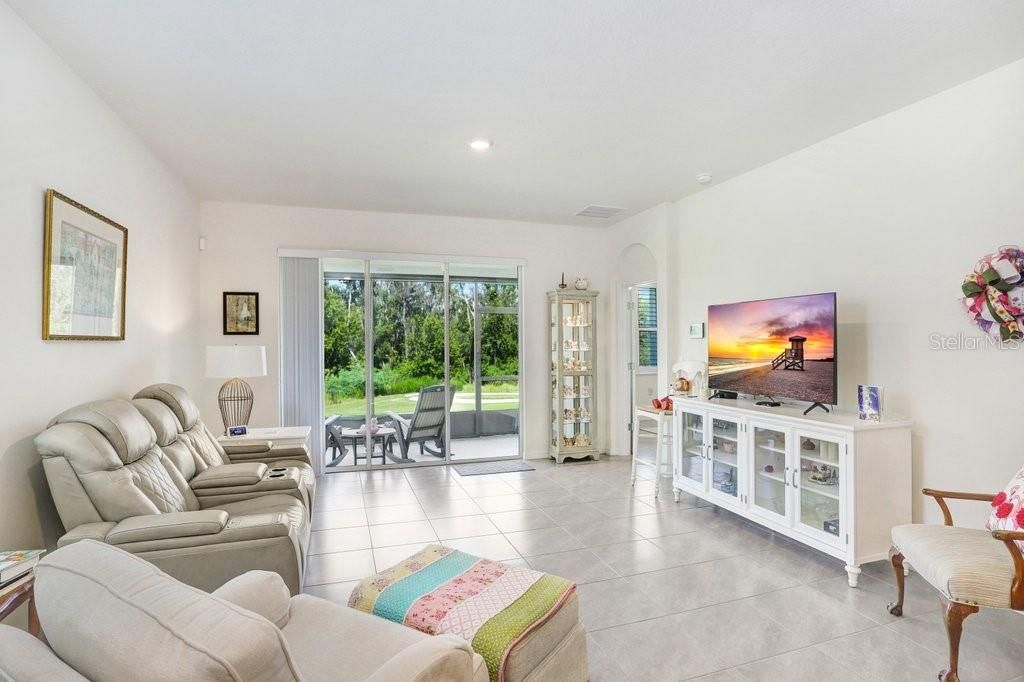 Activo con contrato: $315,000 (3 camas, 2 baños, 1565 Pies cuadrados)