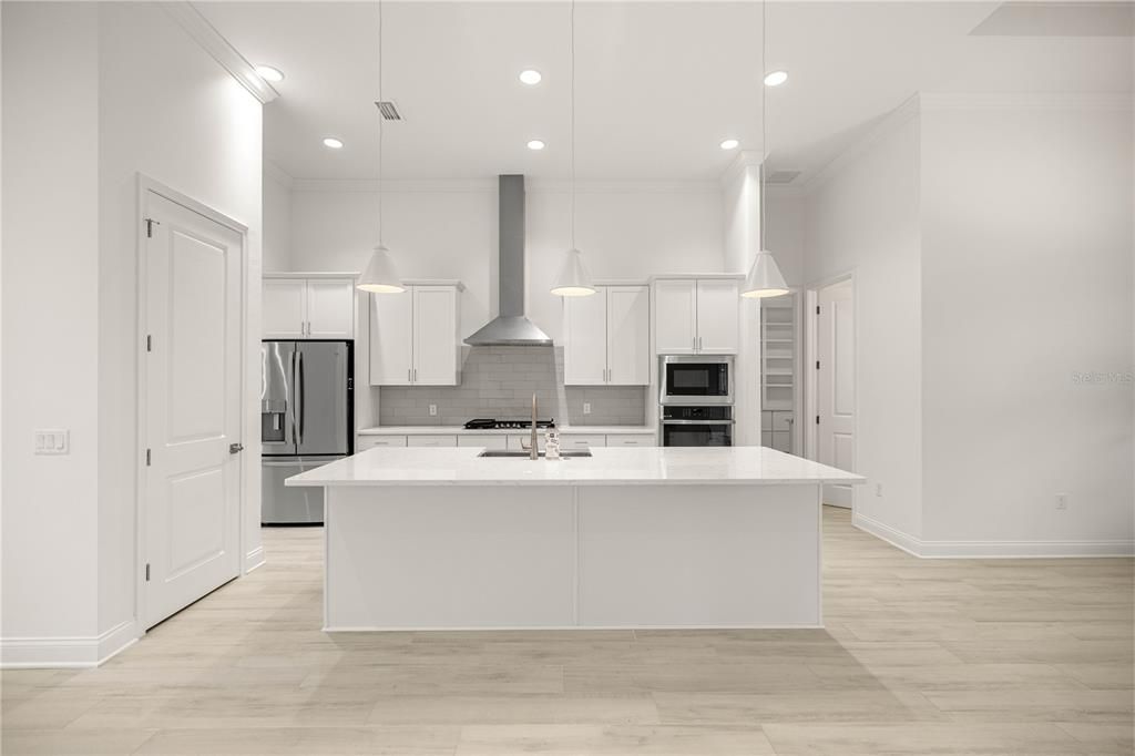 合同活跃: $845,000 (4 贝兹, 3 浴室, 2515 平方英尺)