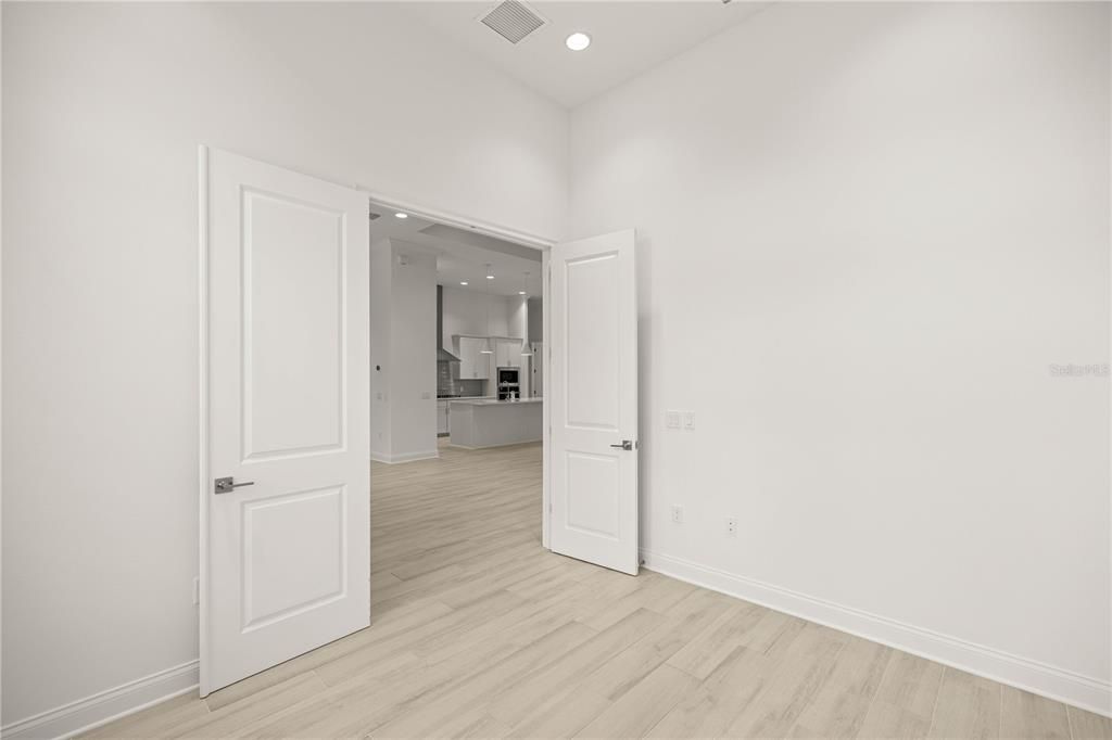 合同活跃: $845,000 (4 贝兹, 3 浴室, 2515 平方英尺)