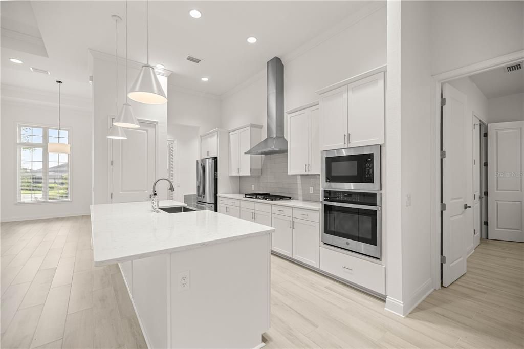 合同活跃: $845,000 (4 贝兹, 3 浴室, 2515 平方英尺)