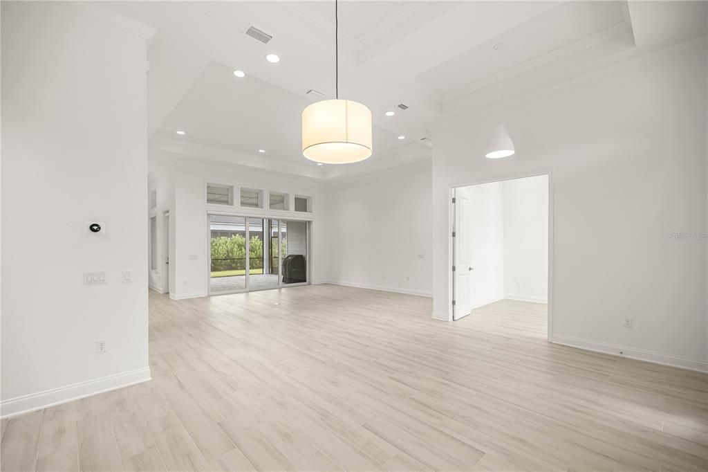 合同活跃: $845,000 (4 贝兹, 3 浴室, 2515 平方英尺)