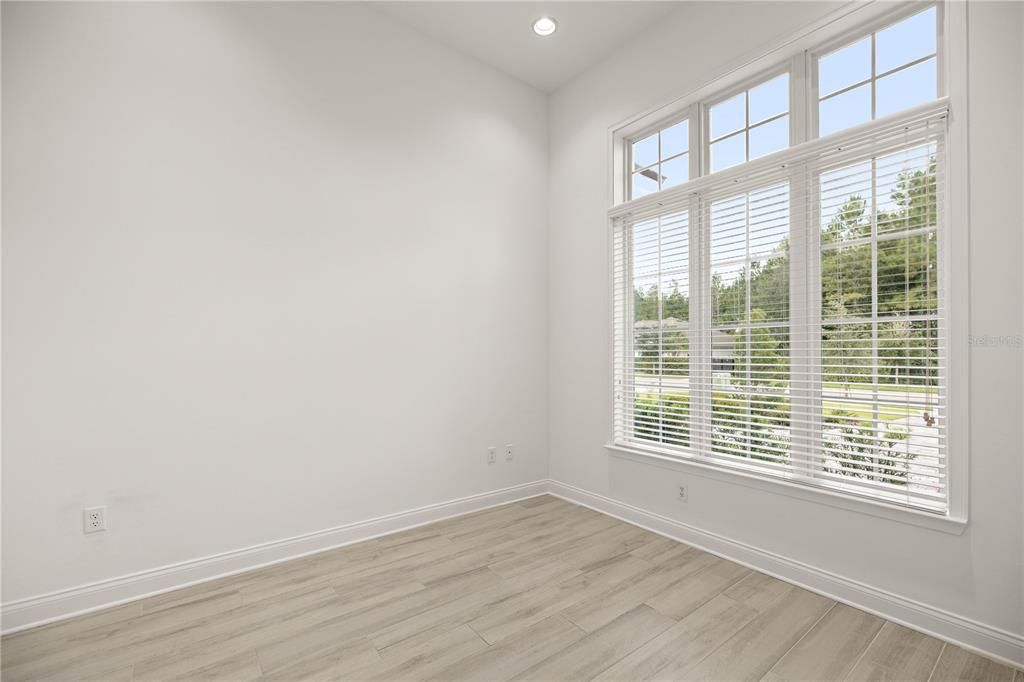 合同活跃: $845,000 (4 贝兹, 3 浴室, 2515 平方英尺)