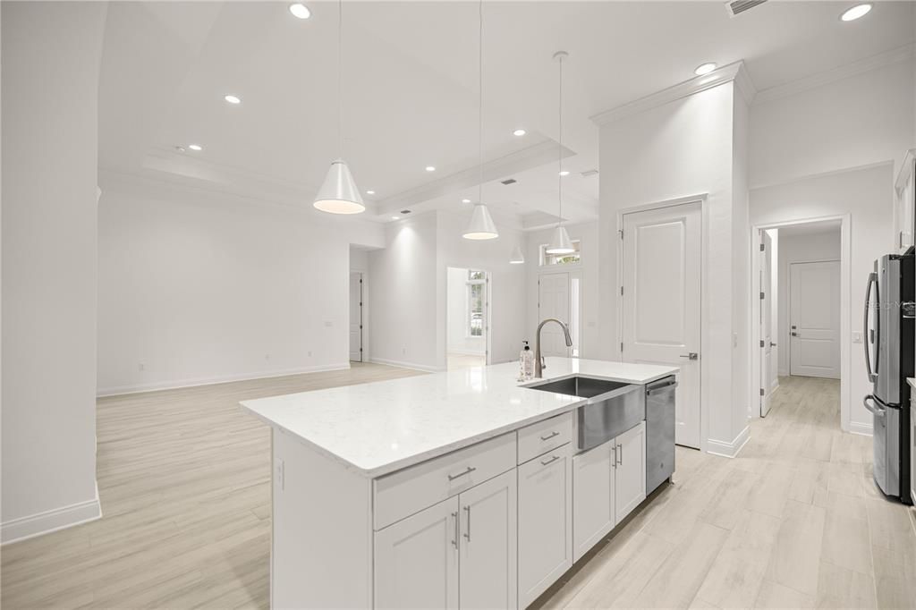 合同活跃: $845,000 (4 贝兹, 3 浴室, 2515 平方英尺)