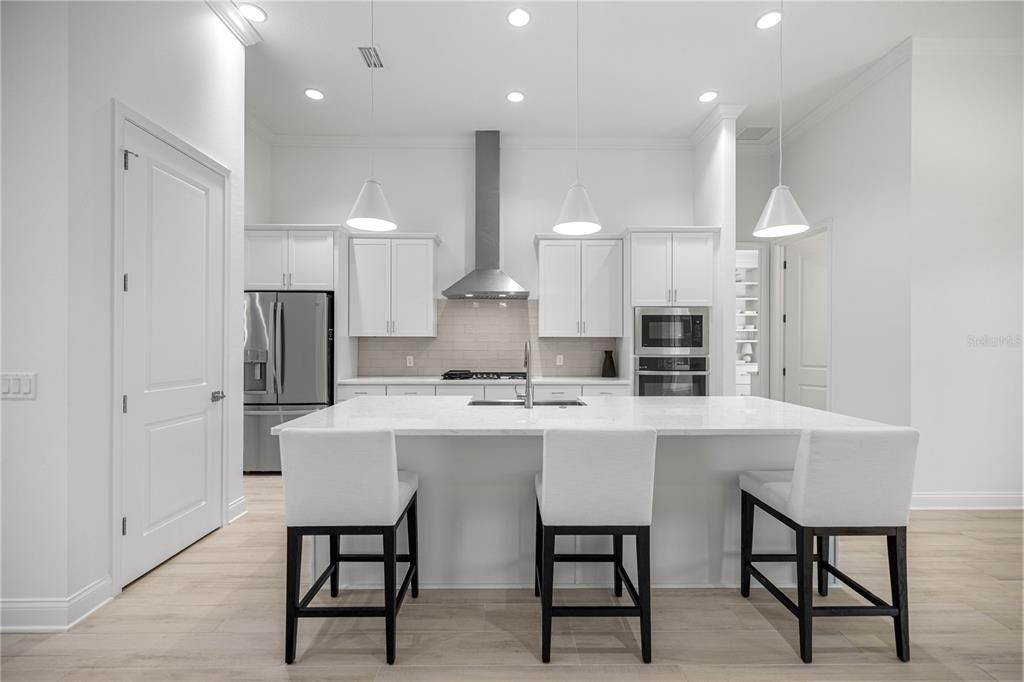 合同活跃: $845,000 (4 贝兹, 3 浴室, 2515 平方英尺)