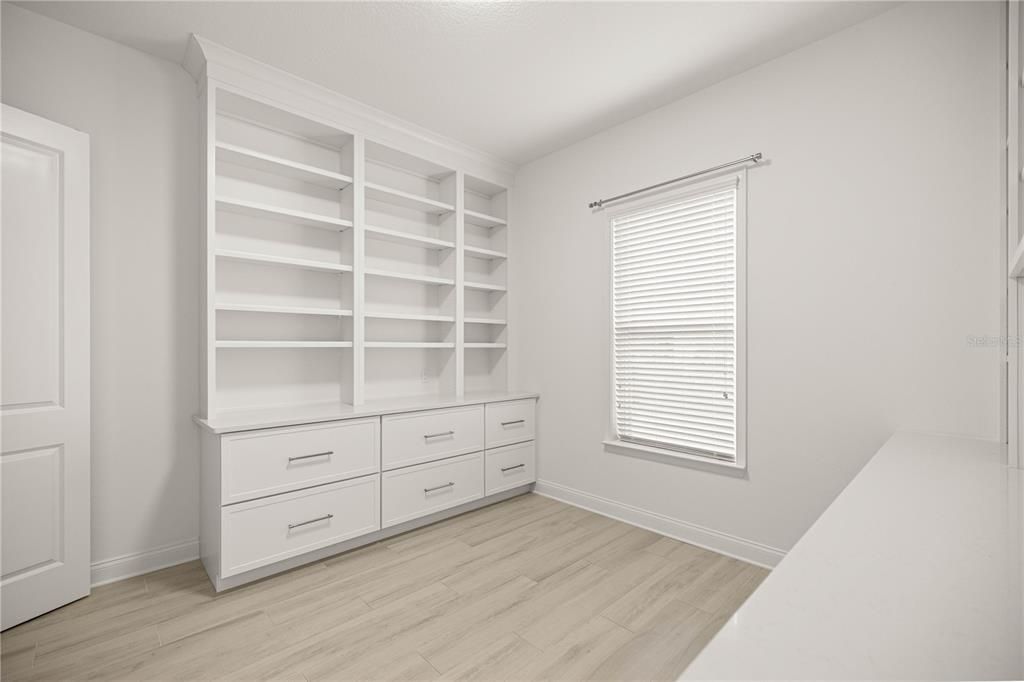 合同活跃: $845,000 (4 贝兹, 3 浴室, 2515 平方英尺)