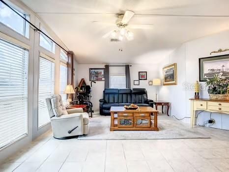 На продажу: $154,900 (2 спален, 2 ванн, 1002 Квадратных фут)