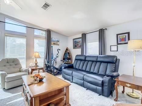 На продажу: $154,900 (2 спален, 2 ванн, 1002 Квадратных фут)