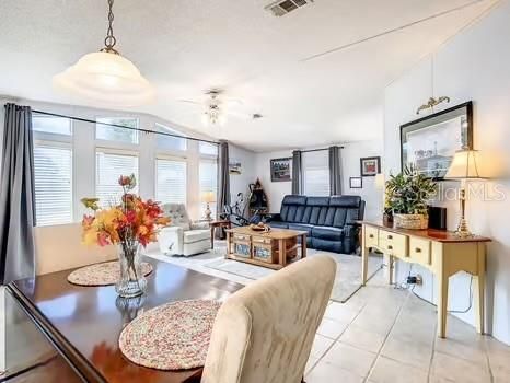 На продажу: $154,900 (2 спален, 2 ванн, 1002 Квадратных фут)