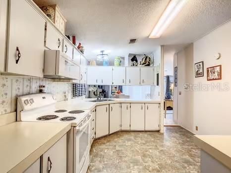 На продажу: $154,900 (2 спален, 2 ванн, 1002 Квадратных фут)