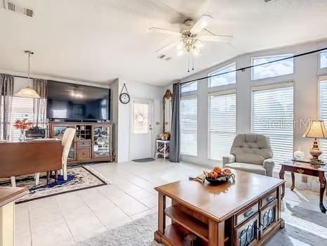 На продажу: $154,900 (2 спален, 2 ванн, 1002 Квадратных фут)