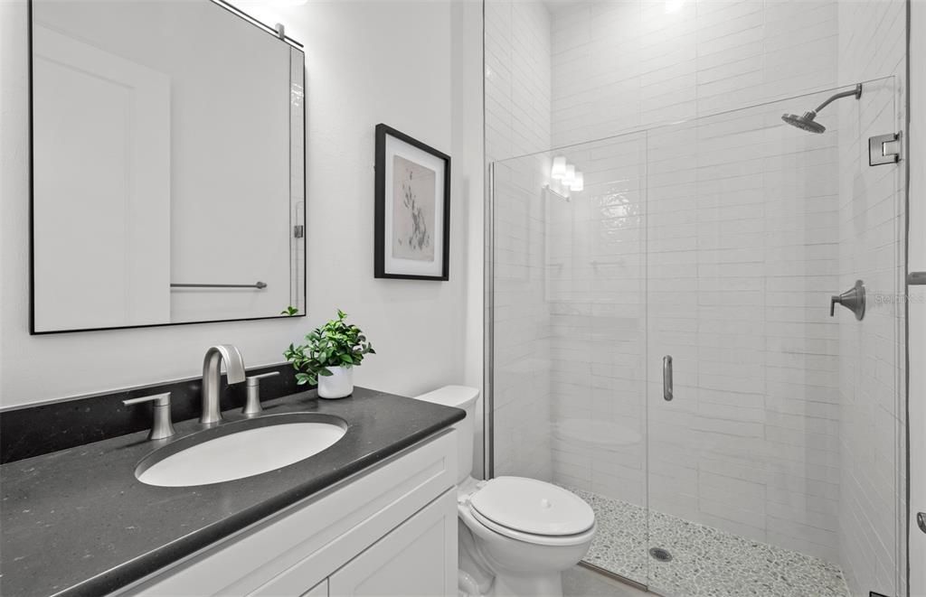 合同活跃: $896,100 (3 贝兹, 3 浴室, 2483 平方英尺)