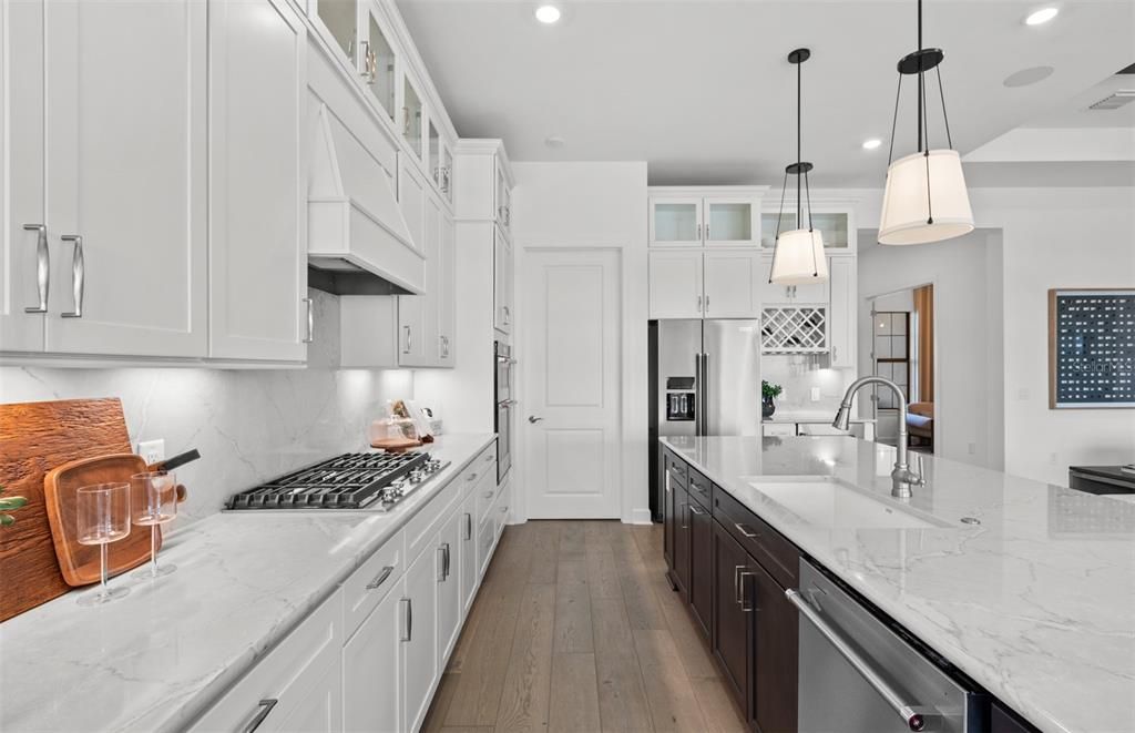 合同活跃: $896,100 (3 贝兹, 3 浴室, 2483 平方英尺)