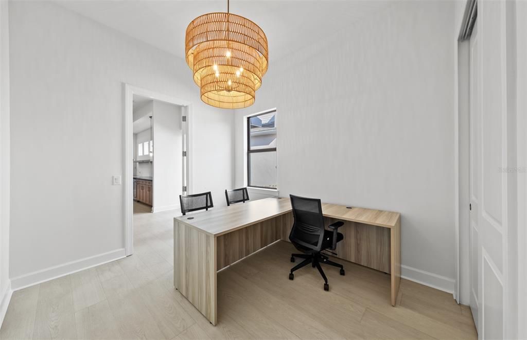 合同活跃: $896,100 (3 贝兹, 3 浴室, 2483 平方英尺)