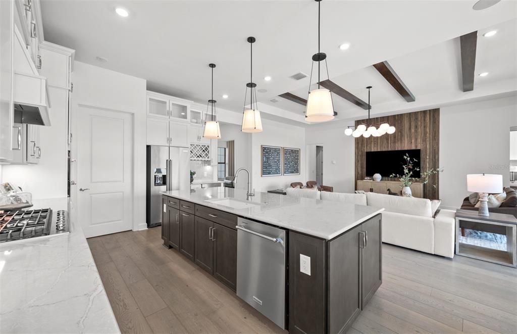 合同活跃: $896,100 (3 贝兹, 3 浴室, 2483 平方英尺)