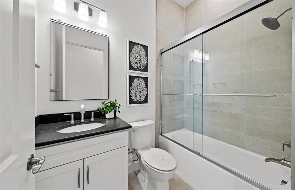 合同活跃: $896,100 (3 贝兹, 3 浴室, 2483 平方英尺)