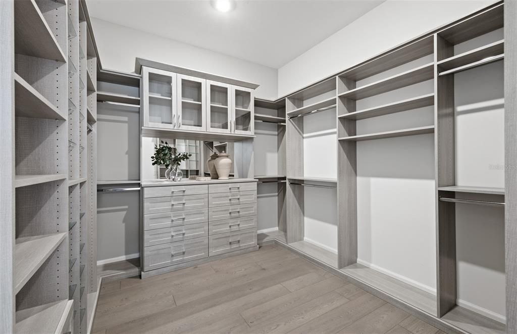 合同活跃: $896,100 (3 贝兹, 3 浴室, 2483 平方英尺)