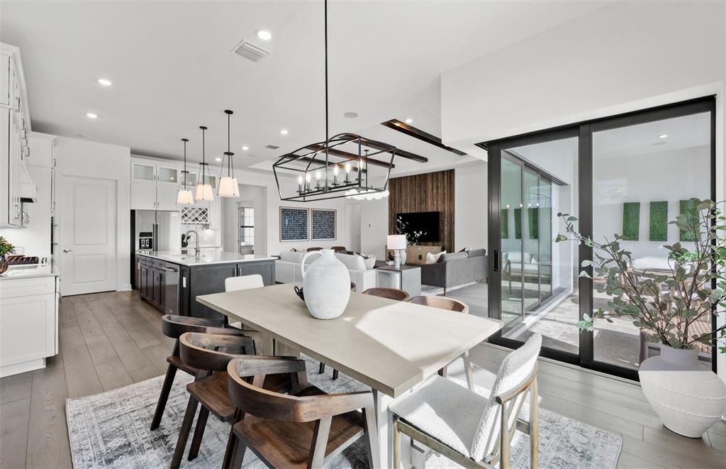 合同活跃: $896,100 (3 贝兹, 3 浴室, 2483 平方英尺)