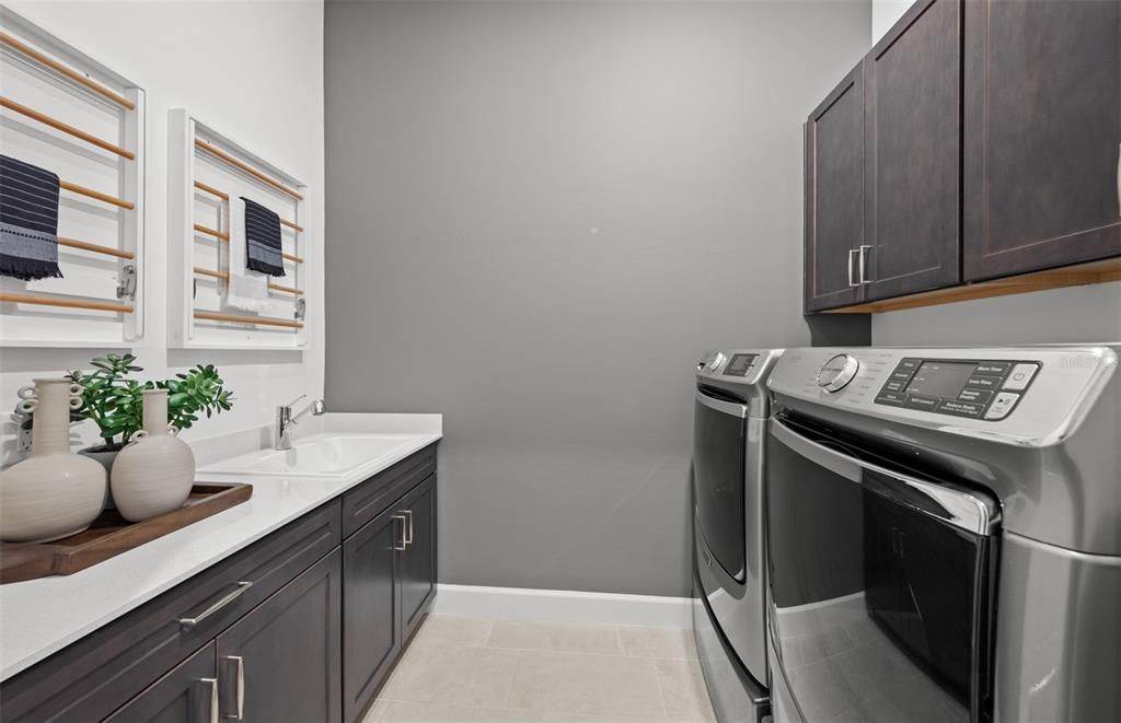 合同活跃: $896,100 (3 贝兹, 3 浴室, 2483 平方英尺)