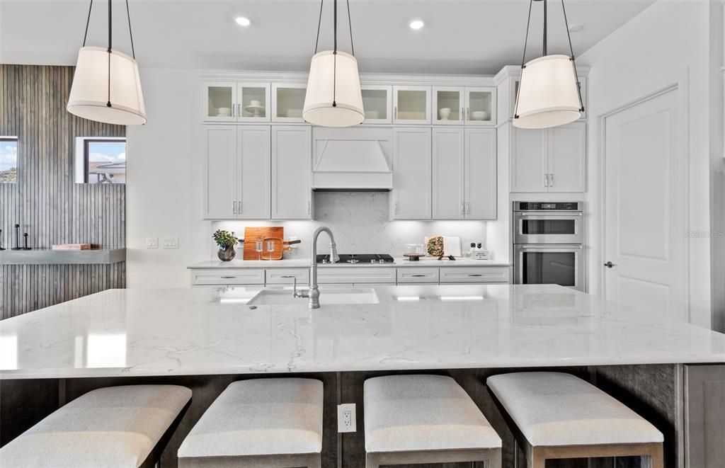 合同活跃: $896,100 (3 贝兹, 3 浴室, 2483 平方英尺)