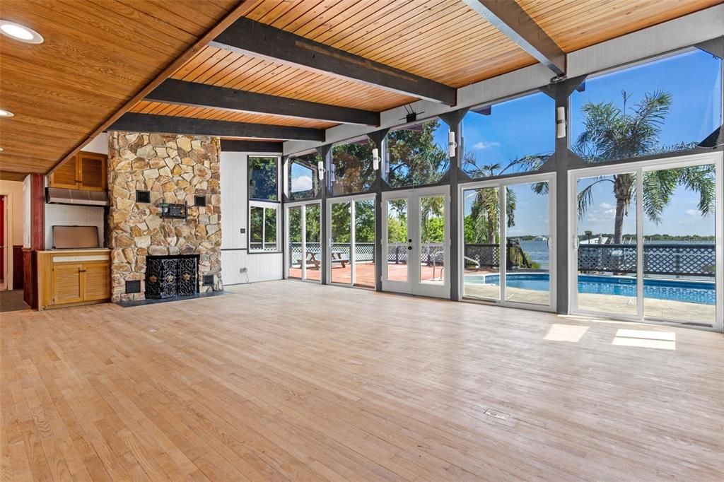 En Venta: $549,900 (4 camas, 2 baños, 2640.5 Pies cuadrados)