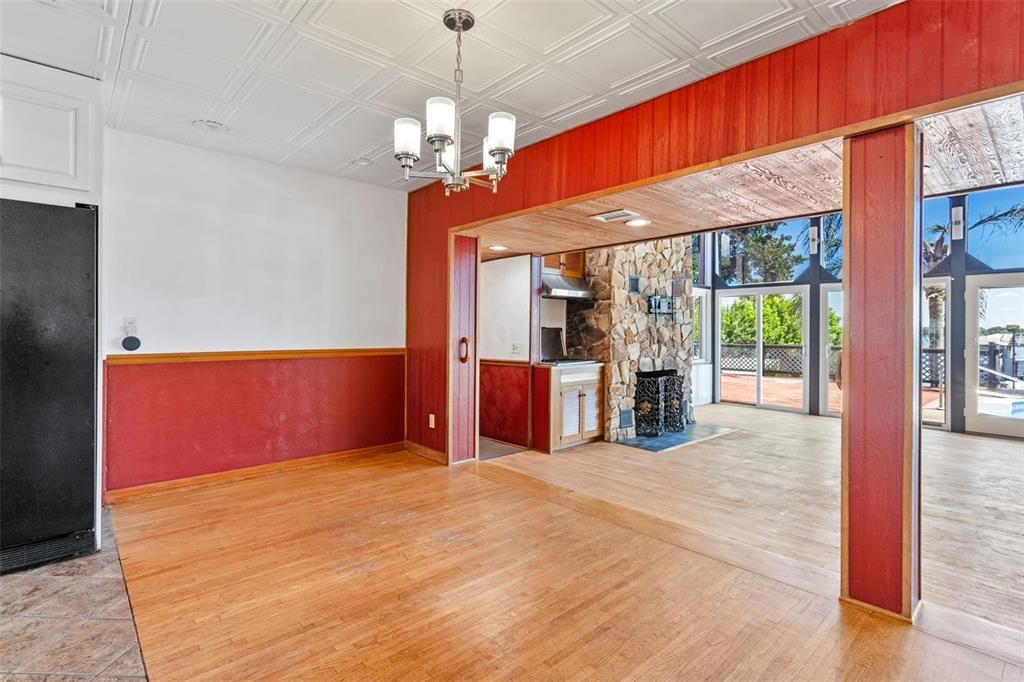 En Venta: $549,900 (4 camas, 2 baños, 2640.5 Pies cuadrados)