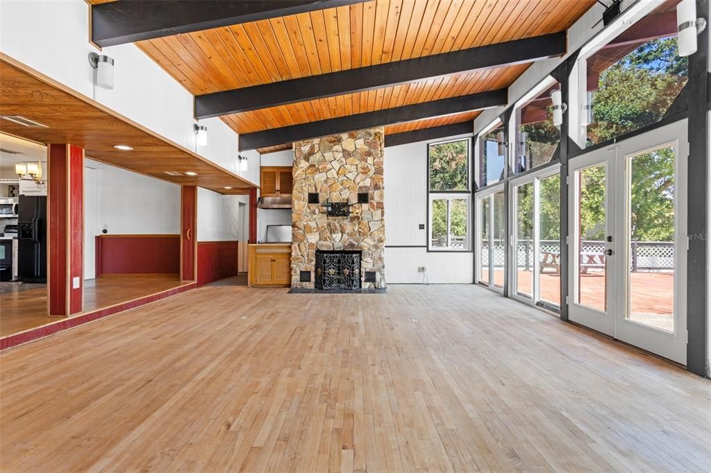 En Venta: $549,900 (4 camas, 2 baños, 2640.5 Pies cuadrados)