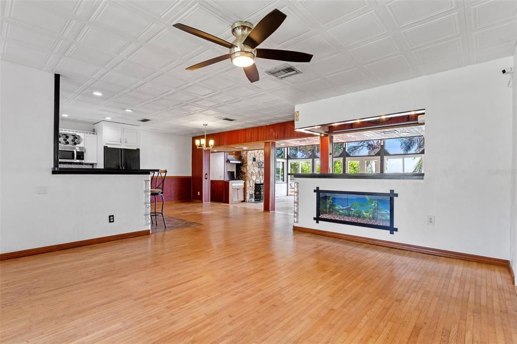 En Venta: $549,900 (4 camas, 2 baños, 2640.5 Pies cuadrados)