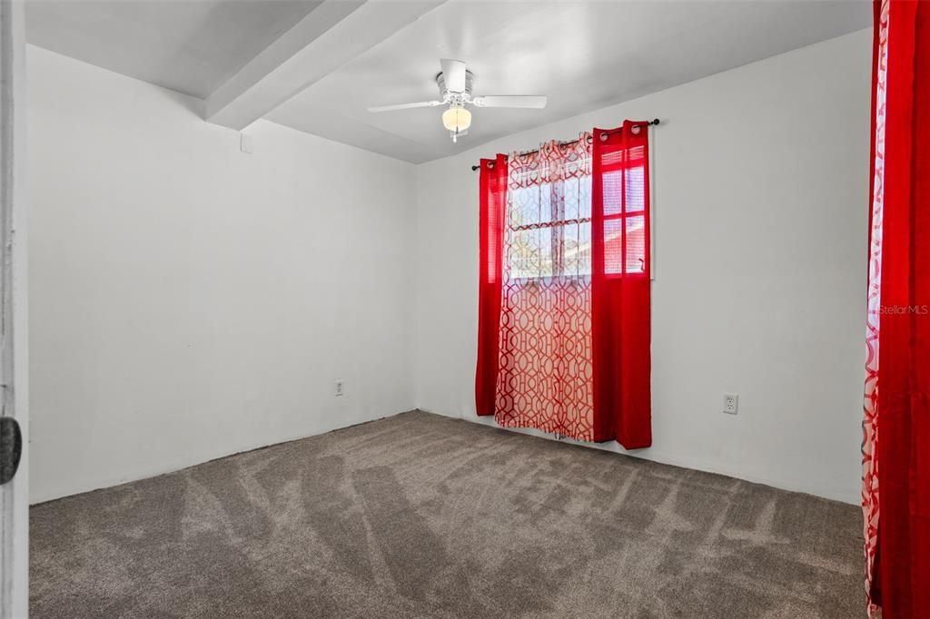 En Venta: $549,900 (4 camas, 2 baños, 2640.5 Pies cuadrados)