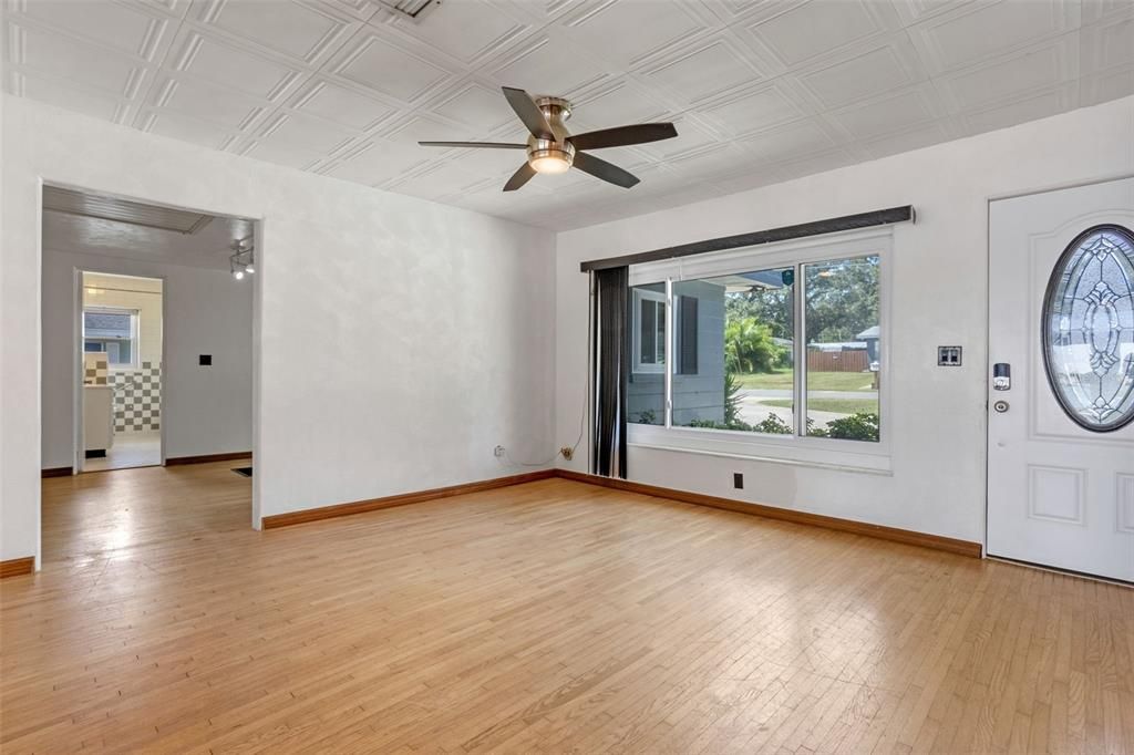 En Venta: $549,900 (4 camas, 2 baños, 2640.5 Pies cuadrados)