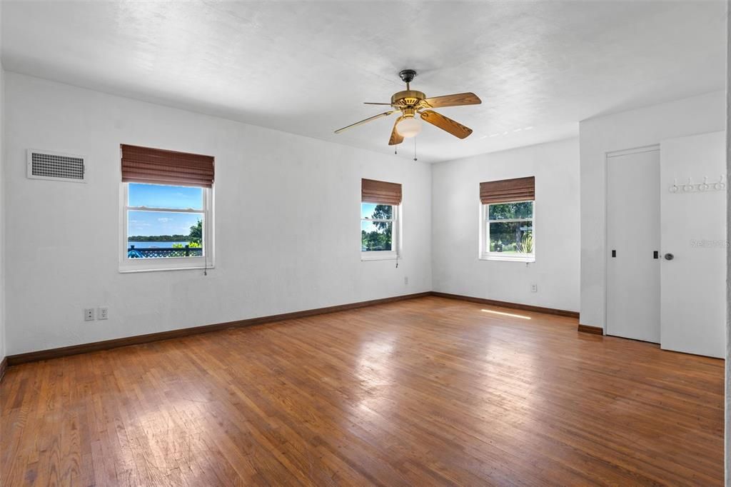 En Venta: $549,900 (4 camas, 2 baños, 2640.5 Pies cuadrados)