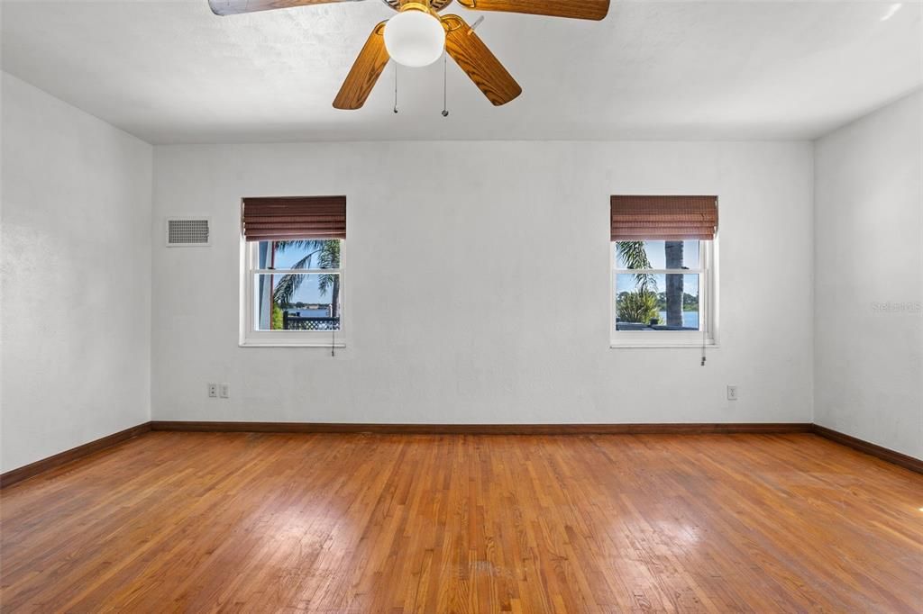 En Venta: $549,900 (4 camas, 2 baños, 2640.5 Pies cuadrados)