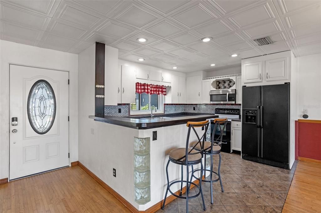 En Venta: $549,900 (4 camas, 2 baños, 2640.5 Pies cuadrados)