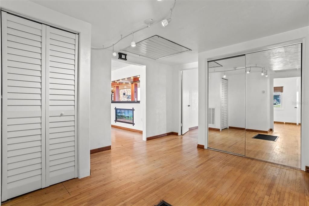 En Venta: $549,900 (4 camas, 2 baños, 2640.5 Pies cuadrados)