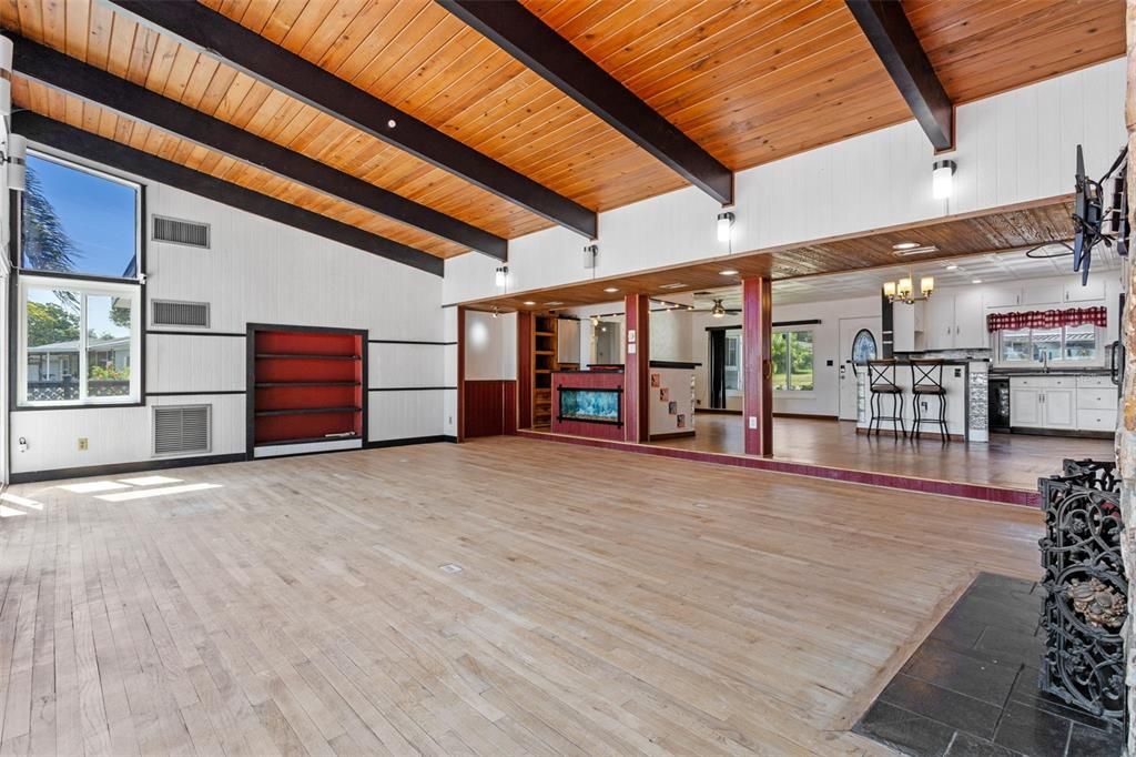 En Venta: $549,900 (4 camas, 2 baños, 2640.5 Pies cuadrados)