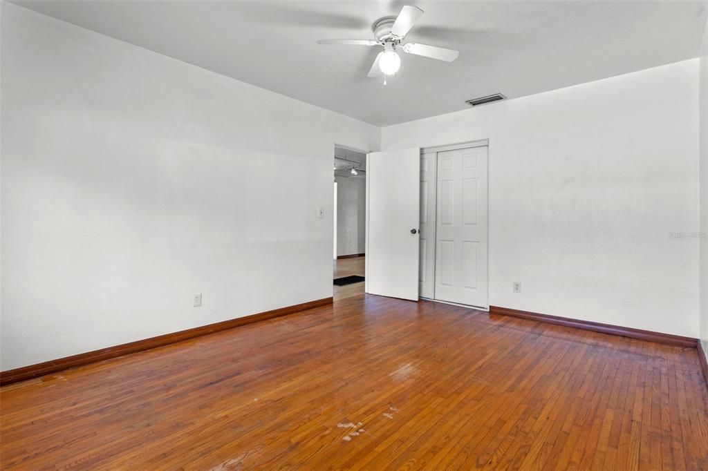 En Venta: $549,900 (4 camas, 2 baños, 2640.5 Pies cuadrados)