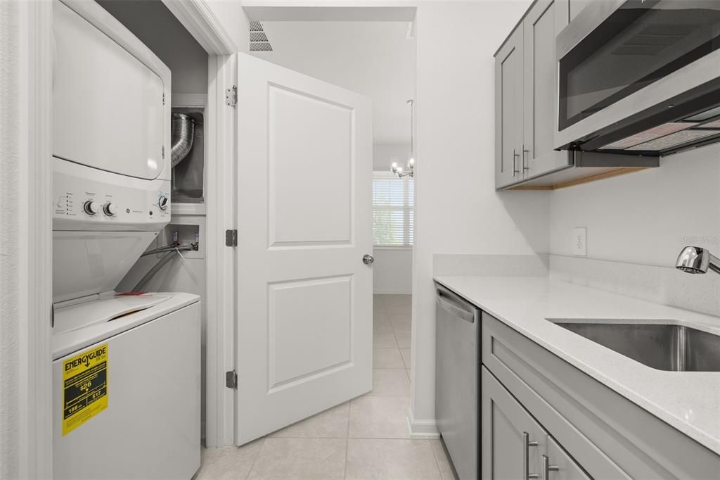 出租: $2,400 (4 贝兹, 3 浴室, 2150 平方英尺)