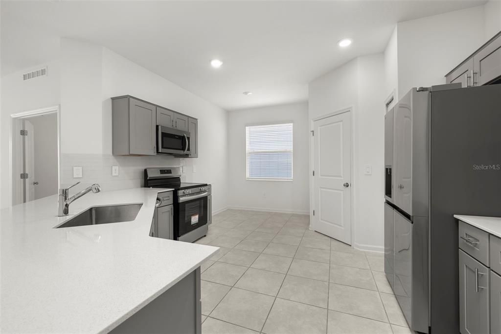 出租: $2,400 (4 贝兹, 3 浴室, 2150 平方英尺)