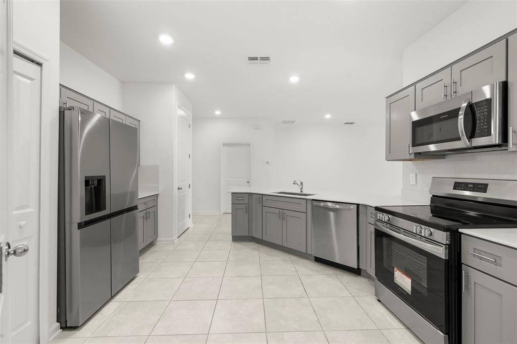 出租: $2,400 (4 贝兹, 3 浴室, 2150 平方英尺)