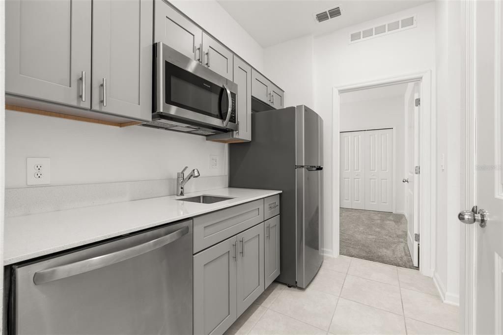 出租: $2,400 (4 贝兹, 3 浴室, 2150 平方英尺)