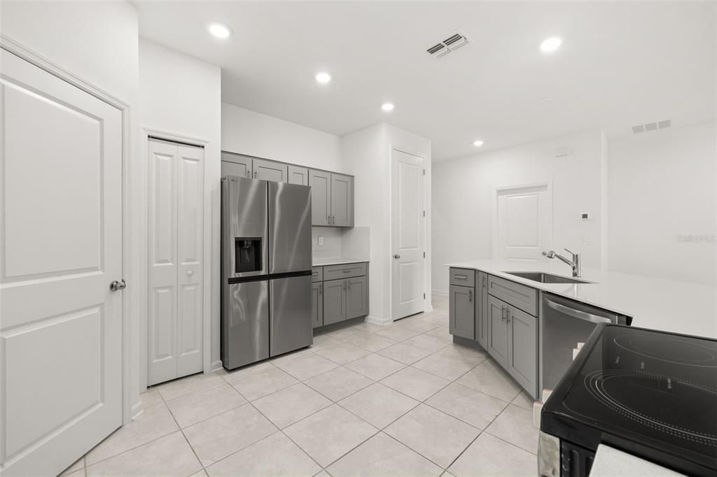 出租: $2,400 (4 贝兹, 3 浴室, 2150 平方英尺)