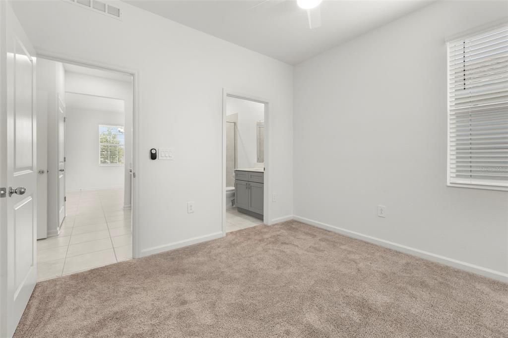 出租: $2,400 (4 贝兹, 3 浴室, 2150 平方英尺)