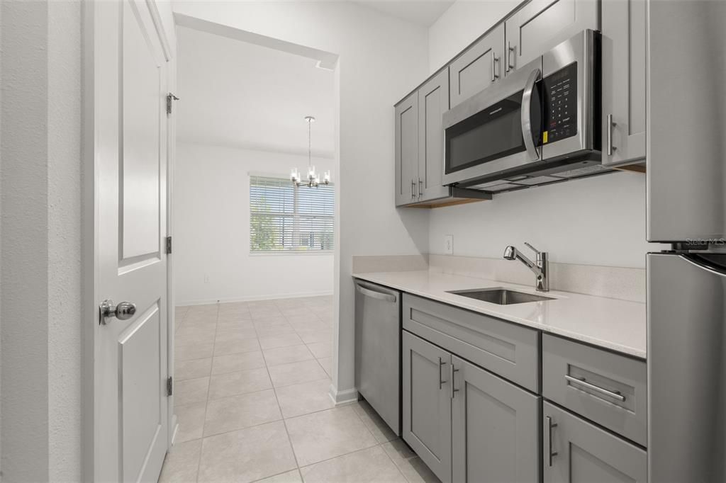 出租: $2,400 (4 贝兹, 3 浴室, 2150 平方英尺)