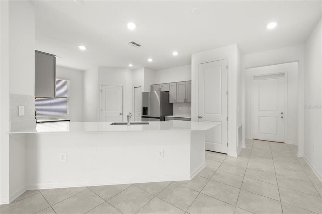 出租: $2,400 (4 贝兹, 3 浴室, 2150 平方英尺)