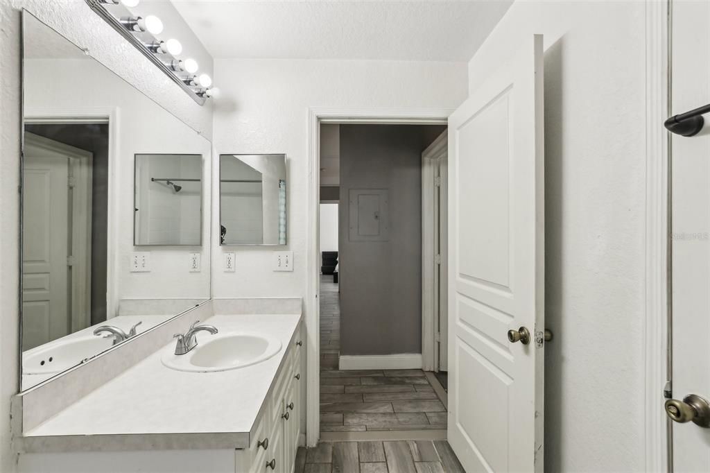 For Sale: $179,000 (2 beds, 2 baths, 1032 Square Feet)